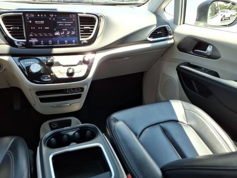 Used 2023 Chrysler Pacifica Touring-L FWD image 12