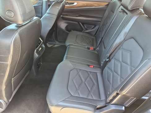 Used 2025 Volkswagen Atlas SE FWD image 23