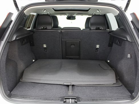 Used 2025 Volvo XC40 B5 Plus image 17