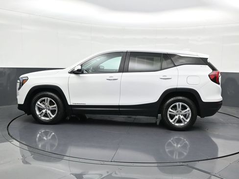 Used 2023 GMC Terrain SLE image 2