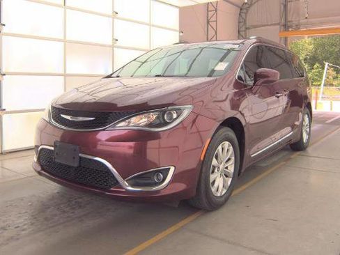 Used 2018 Chrysler Pacifica Touring-L FWD image 1