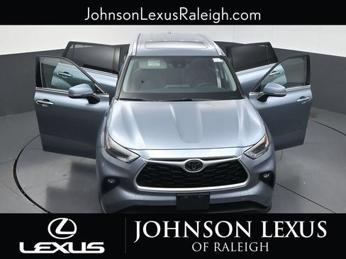 Used 2021 Toyota Highlander XLE AWD/4WD image 34