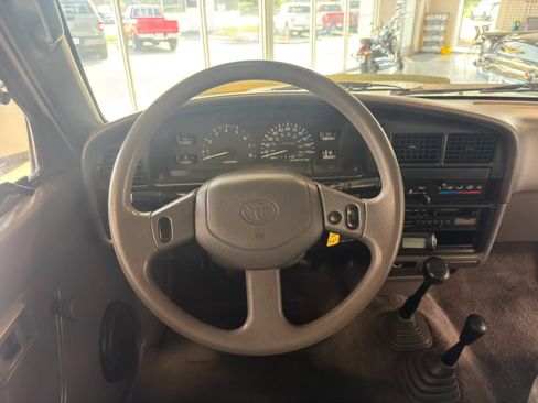 Used 1992 Toyota Pickup Deluxe AWD/4WD image 12