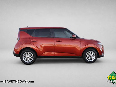 Used 2024 Kia Soul LX w/ Option Group 015 FWD image 9