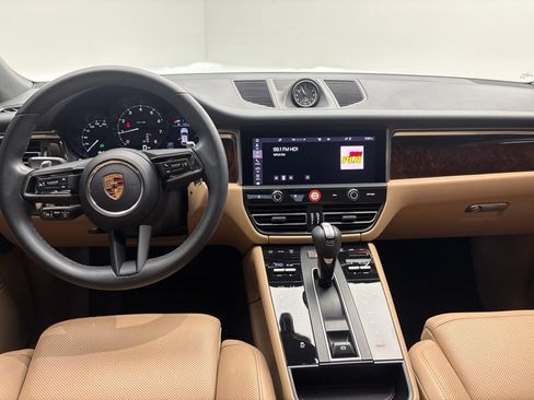 Certified 2024 Porsche Macan AWD/4WD image 29