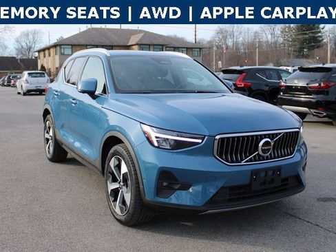 Used 2025 Volvo XC40 B5 Plus image 2