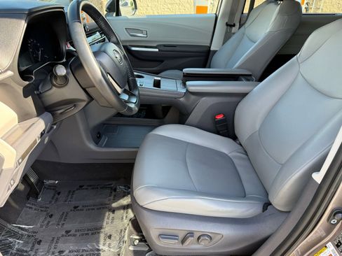 Used 2021 Toyota Sienna XLE w/ XLE Plus Package image 21