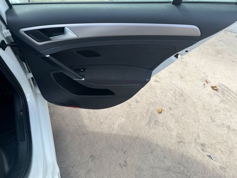 Used 2016 Volkswagen e-Golf SE FWD image 15