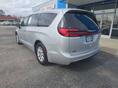 Used 2024 Chrysler Pacifica Touring-L image 3