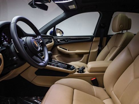 Certified 2025 Porsche Macan image 22