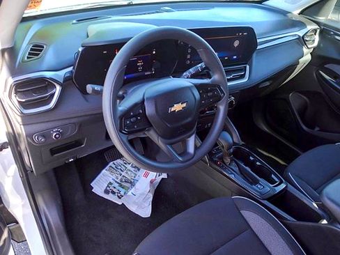 Used 2025 Chevrolet TrailBlazer LS w/ LS Convenience Package FWD image 10
