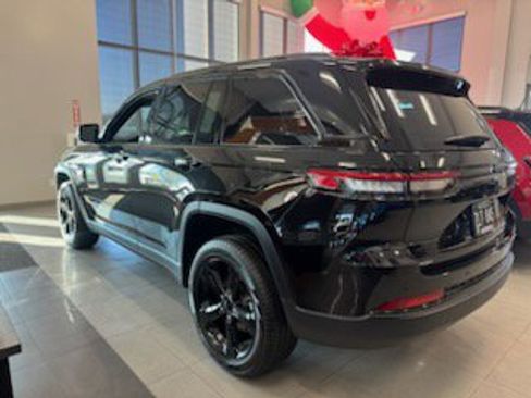 New 2025 Jeep Grand Cherokee Limited w/ Black Appearance Package image 4