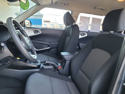 Used 2025 Kia Soul LX w/ LX Technology Package FWD image 10