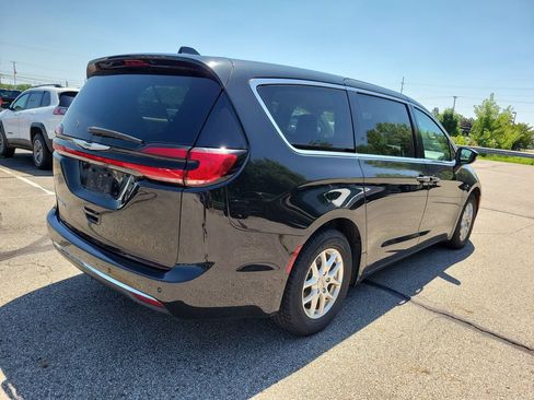 Used 2023 Chrysler Pacifica Touring-L FWD image 7