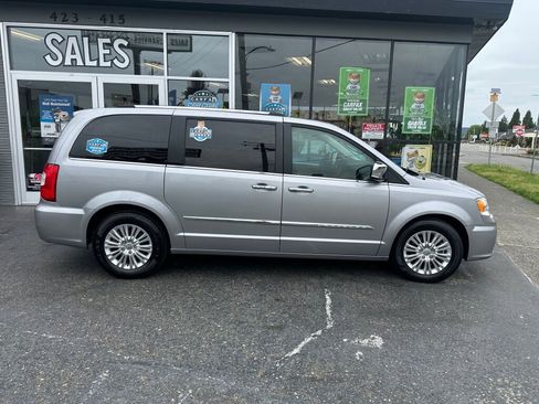 Used 2016 Chrysler Town & Country Limited FWD image 5