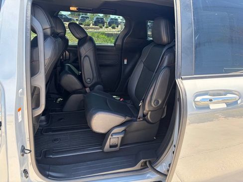 Used 2025 Toyota Sienna XSE AWD/4WD image 17