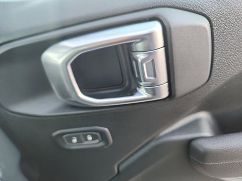 Used 2025 Jeep Wrangler Willys image 17