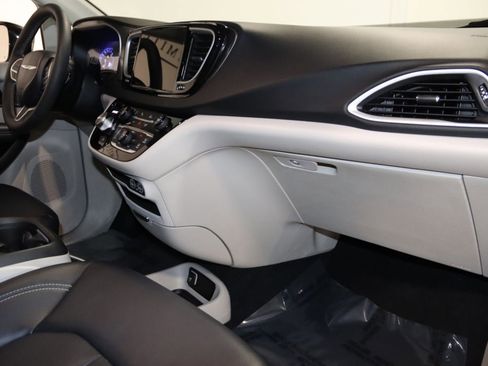 Used 2024 Chrysler Pacifica Touring-L image 56