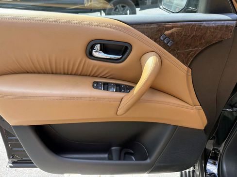 Used 2016 INFINITI QX80 4WD w/ Signature Edition Package image 7