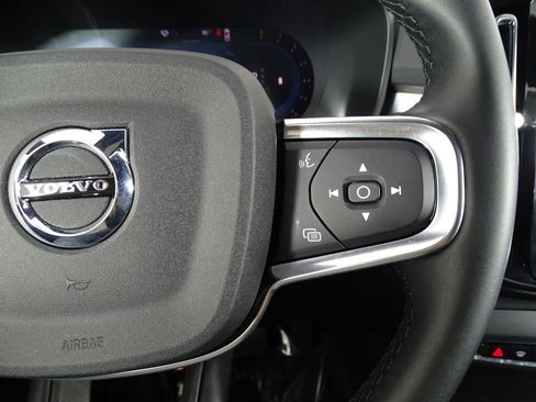 Used 2025 Volvo XC40 B5 Core image 27