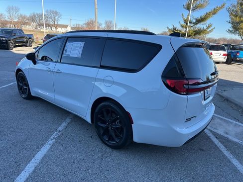 Used 2024 Chrysler Pacifica Touring-L w/ S Appearance Package image 18