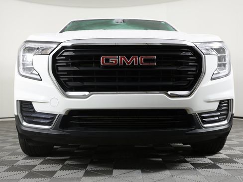 Used 2023 GMC Terrain SLE image 2