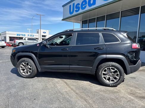 Used 2020 Jeep Cherokee Trailhawk w/ Cold Weather Group AWD/4WD image 3