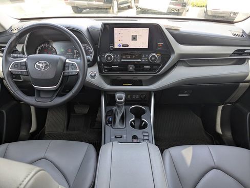 Used 2023 Toyota Highlander XLE image 14