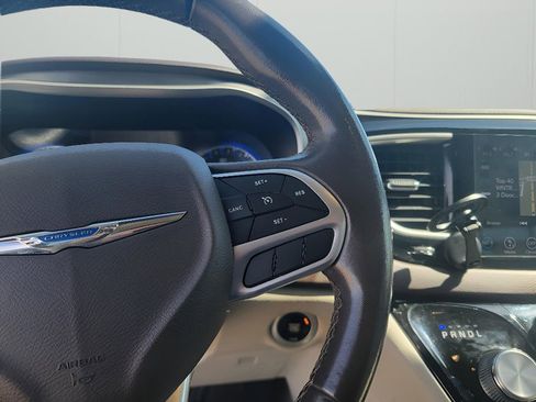 Used 2018 Chrysler Pacifica Touring-L FWD image 16