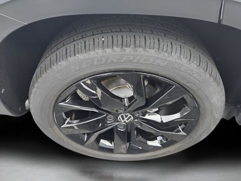 Used 2023 Volkswagen Taos SE w/ Panoramic Sunroof Package FWD image 13