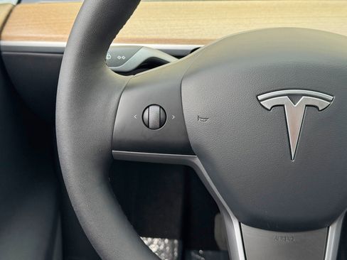 Used 2022 Tesla Model Y Long Range AWD/4WD image 19
