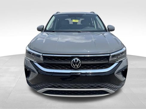 Used 2022 Volkswagen Taos SE FWD image 3