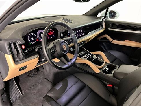 Certified 2024 Porsche Cayenne AWD/4WD image 4