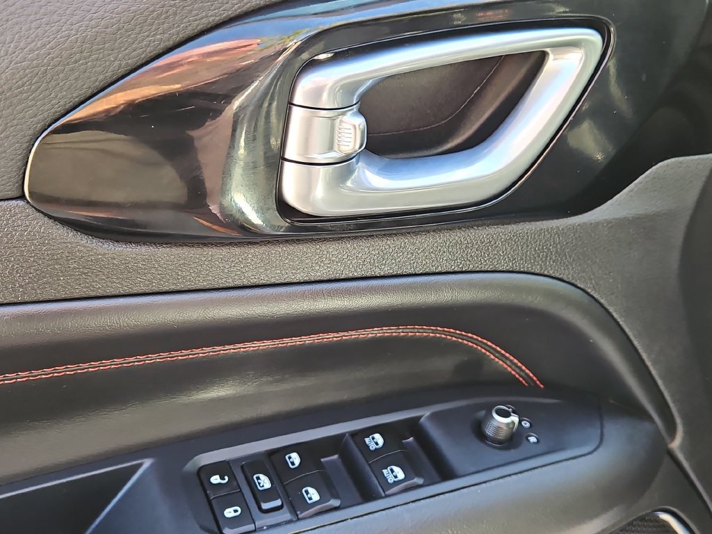Used 2025 Jeep Compass Trailhawk AWD/4WD image 10