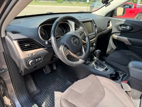 Used 2018 Jeep Cherokee Latitude w/ Cold Weather Group AWD/4WD image 8
