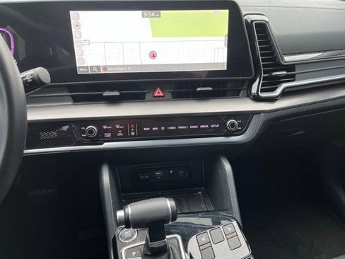 Used 2024 Kia Sportage EX image 7