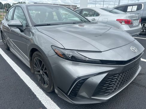Used 2025 Toyota Camry SE FWD image 3