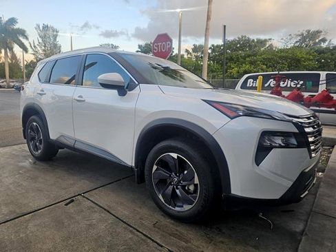 Used 2025 Nissan Rogue SV w/ SV Premium Package image 1