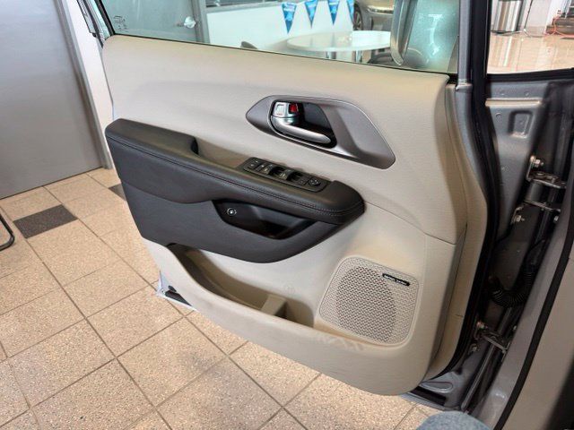 Used 2018 Chrysler Pacifica Limited w/ Advanced Safetytec Group FWD image 23