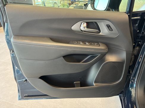 Certified 2025 Chrysler Pacifica Select FWD image 21