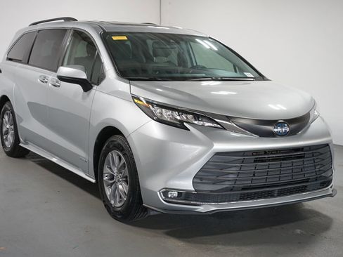 Certified 2021 Toyota Sienna XLE image 3