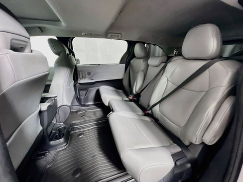 Used 2026 Toyota Sienna XLE FWD image 28