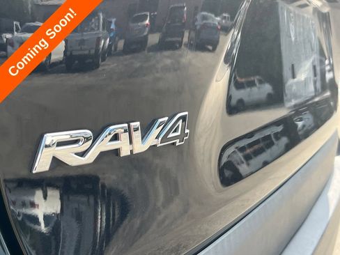 Used 2022 Toyota RAV4 XLE AWD/4WD image 9