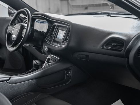 Used 2015 Dodge Challenger SXT image 23