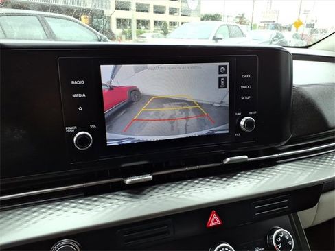 Used 2022 Kia Carnival LX image 19