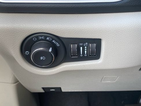 Used 2024 Chrysler Pacifica Touring-L FWD image 23