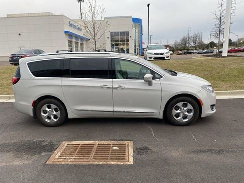 Used 2017 Chrysler Pacifica Touring-L Plus w/ Advanced Safetytec Group image 4