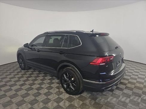 Used 2023 Volkswagen Tiguan SE w/ Panoramic Sunroof Package FWD image 4