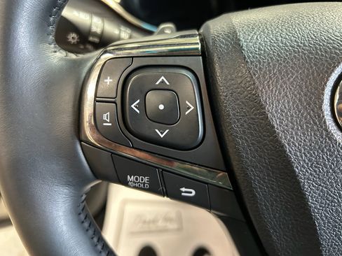 Used 2013 Toyota Avalon Limited w/ Technology Pkg FWD image 13