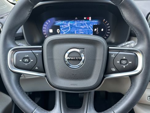 Certified 2025 Volvo XC40 B5 Plus AWD/4WD image 29